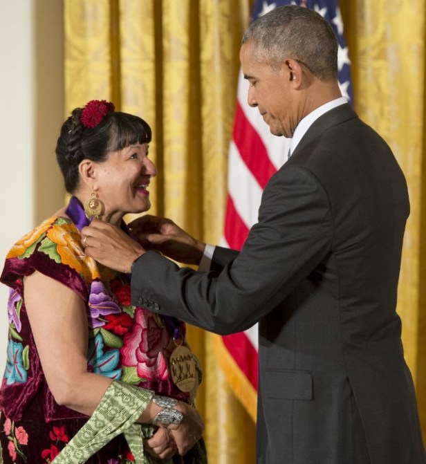 Sandra-Cisneros-national-medal-arts-obama-1474571095-640x698
