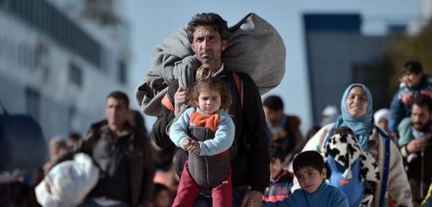 TOPSHOT-GREECE-MIGRANTS-EUROPE